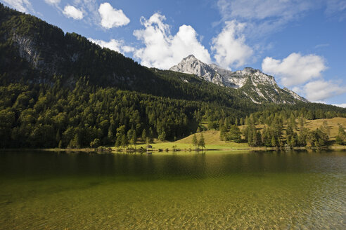 Deutschland, Bayern, Ferchensee mit Wettersteingebirge im Hintergrund - FOF02018