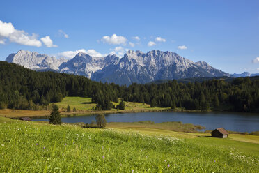 Deutschland, Bayern, Geroldsee mit Blick auf das Karwendelgebirge - FOF02006