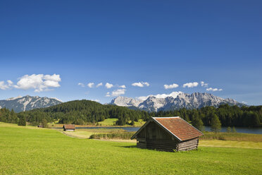 Deutschland, Bayern, Geroldsee mit Heuhaufen, Karwendelgebirge im Hintergrund - FOF02004