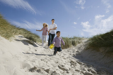 Deutschland, Schleswig Holstein, Amrum, Familie läuft die Stranddüne hinunter - RBF00149