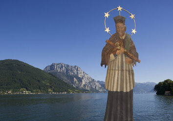 Österreich, Salzkammergut, Gmunden, Traunsee, Statue des Heiligen Nepomuk im Vordergrund - WWF01093