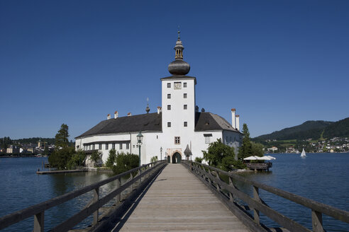 Österreich, Salzkammergut, Gmunden, Schloss Ort im Hintergrund - WWF01092