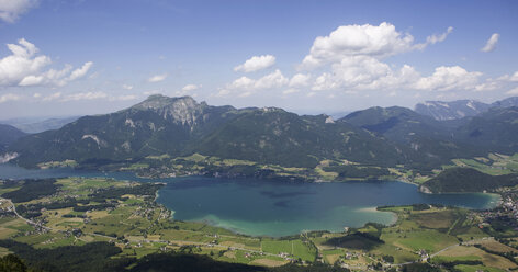 Österreich, Salzkammergut, Wolfgangsee, im Hintergrund der Schafberg, Blick von oben - WWF01077
