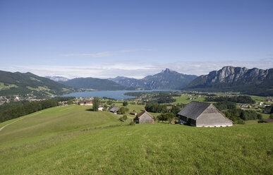 Österreich, Salzkammergut, Mondsee mit Berg Schafberg im Hintergrund - WWF01073