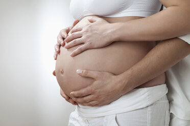 Schwangerer Bauch mit den Händen des Paares - MAEF02011