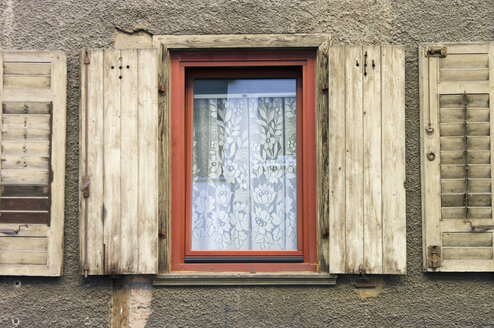Deutschland, Hessen, Bornheim, Fenster mit Vorhang, Nahaufnahme - MUF00848