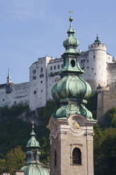Österreich, Salzburg, Abtei St. Peter, Festung Hohensalzburg im Hintergrund - WDF00659