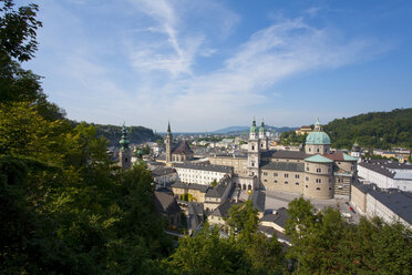 Österreich, Salzburg, Stadtbild mit Franziskanerkirche und Dom - WDF00654