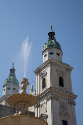 Österreich, Salzburg, Residenzplatz, Springbrunnen und Dom im Hintergrund - WDF00653