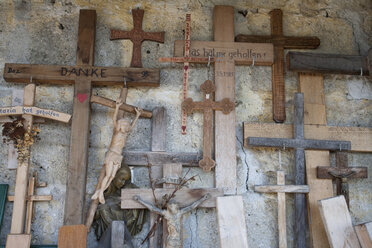 Deutschland, Bayern, Wallfahrtskirche Maria Eck, Votivkreuze hängen an der Wand - WDF00619