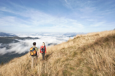 Österreich, Steiermark, Reiteralm, Pärchenwanderung, Rückansicht - HHF03156