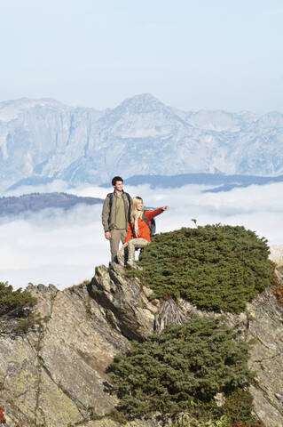 Österreich, Steiermark, Reiteralm, Wanderer in den Bergen, Frau, die zeigt, lizenzfreies Stockfoto