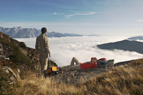 Österreich, Steiermark, Reiteralm, Wanderpärchen bei der Rast - HHF03143