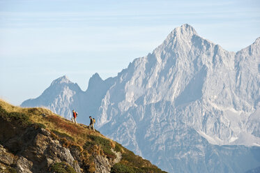 Österreich, Steiermark, Reiteralm, Wanderpärchen, Seitenansicht - HHF03139