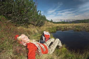 Österreich, Salzburger Land, Frau entspannt am See - HHF03103