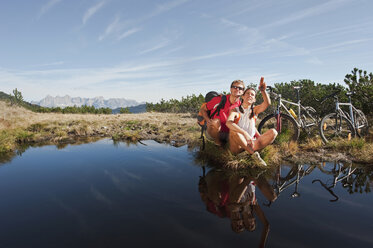 Österreich, Salzburger Land, Radfahrer genießen den Blick auf den See - HHF03097