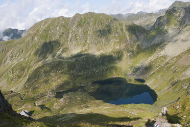 Rumänien, Karpaten, Bergsee, Blick von oben - FFF01098