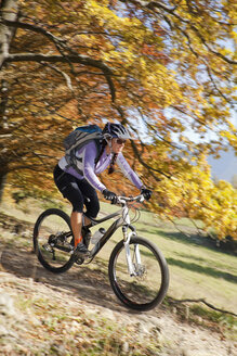 Deutschland, Bayern, Frauen beim Mountainbiken - FFF01095