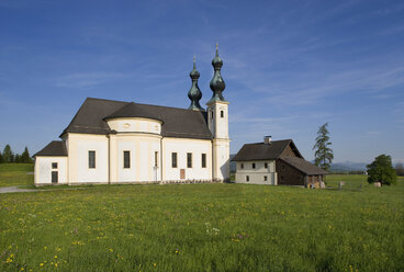 Österreich, Oberndorf, Blick auf Kirche in ländlicher Umgebung - WWF01182