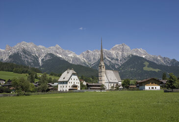 Österreich, Land Salzburg, Blick auf maria alm mit Bergkette im Hintergrund - WWF01181