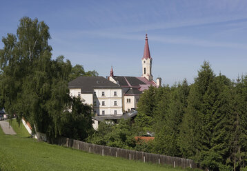 Österreich, Maria Schmolln, Kirche mit Bäumen - WWF01179