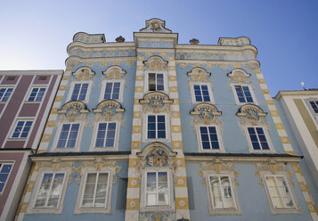 Österreich, Steyr, Fassade eines historischen Gebäudes, flacher Blickwinkel - WWF01174