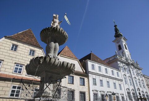 Österreich, Steyr, Springbrunnen mit Rathaus im Hintergrund - WWF01171