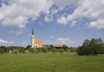 Österreich, Eggelsberg, Kirche in ländlicher Landschaft - WWF01163
