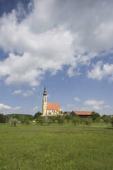 Österreich, Eggelsberg, Kirche in ländlicher Landschaft - WWF01162