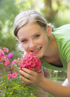 Österreich, Salzburger Land, Jugendliches Mädchen (14-15) riecht an Blumen, Porträt - WWF01098