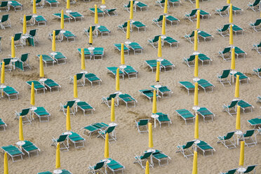 Italien, Jesolo, Verlassener Strand mit Liegestühlen, erhöhter Blick - WVF00009