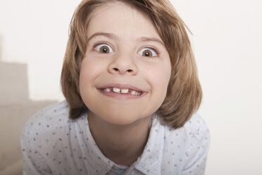 Germany, Cologne, Boy (6-7) grimacing, portrait, close-up - WESTF14330