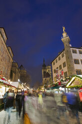 Deutschland, Baden Württemberg, Stuttgart, Weihnachtsmarkt bei Nacht - WD00673