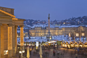 Deutschland, Baden Württemberg, Stuttgart, Weihnachtsmarkt bei Nacht, Blick von oben - WD00670