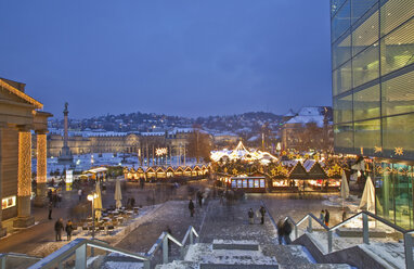 Deutschland, Baden Württemberg, Stuttgart, Weihnachtsmarkt bei Nacht, Blick von oben - WD00669