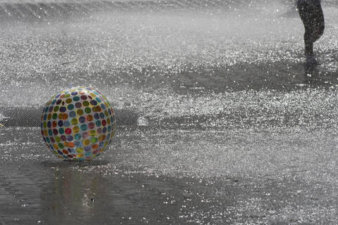 Ball im Springbrunnen, lizenzfreies Stockfoto
