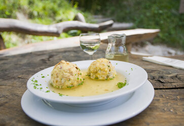 Italien, Südtirol, Speckknödel mit Soße auf Teller, Nahaufnahme - SMF00548