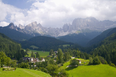 Italien, Südtirol, Dorf Rosengarten, Berge im Hintergrund, Blick von oben - SMF00545