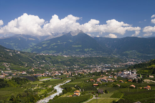 Italien, Südtirol, Blick über Meran, Blick von oben - SMF00526