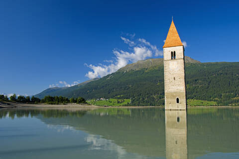 Italien, Südtirol, Reschensee mit Kirchturm, lizenzfreies Stockfoto