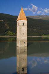 Italien, Südtirol, Reschensee mit Kirchturm - SMF00520