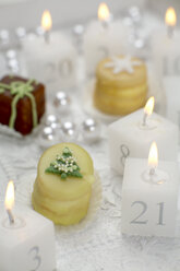 Advent calendar, candles, petit fours, close-up - SCF00438