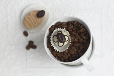 Tasse Kaffee mit Kaffeebohnen und Petit Four, Blick von oben - SCF00436