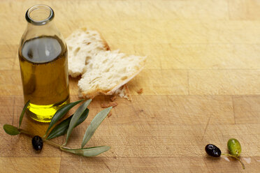 Olivenöl mit Oliven und Weißbrot - SCF00421