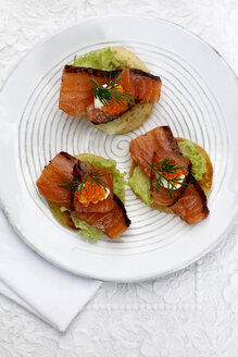 Appetitanreger, Canapes mit Lachs, Dill und Forellenkaviar auf Teller, Blick von oben - SCF00417