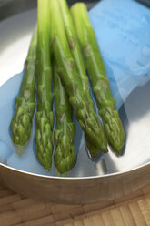 Blanched green asparagus on plate, close-up - SCF00414