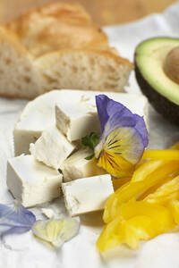 Pita bread, feta cheese and bell pepper, close-up - SCF00406