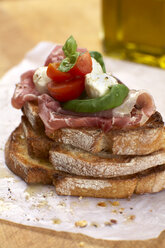 Gebratenes Sandwich mit Parmaschinken, Mozzarellakäse, Tomaten und Basilikum - SCF00379