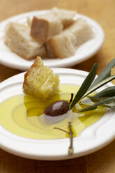 Weißbrot mit Oliven und Olivenöl - SCF00369