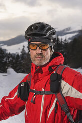 Austria, Tyrol, Mountainbiker, close-up - RNF00245